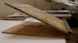 Simple desktop easel opened