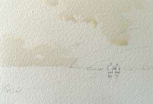 O primeiro passo para pintar o céu e as nuvens com aquarela é aplicar água limpa com o lado da escova redonda onde o céu será.